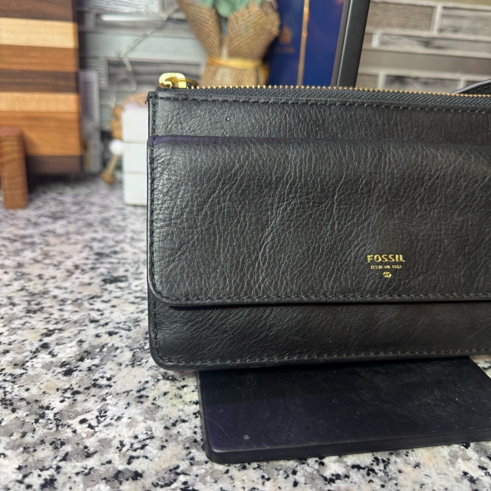 Fossil Black Cow Hide Leather Crossbody Bag with Gold Accents - Picture 3 of 13